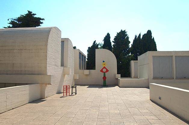 fondation Miro terrasse et sculpture
