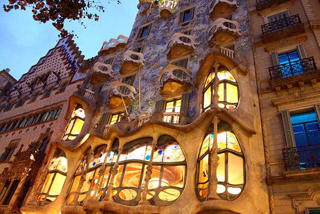 casa batlló de nuit