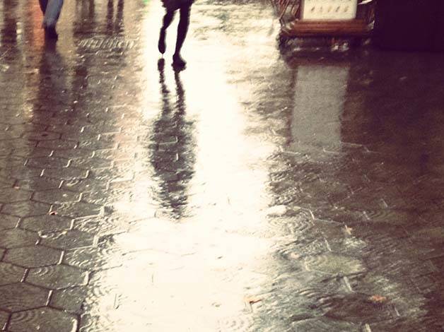 pluie à Barcelone pavés du passeig de Gràcia