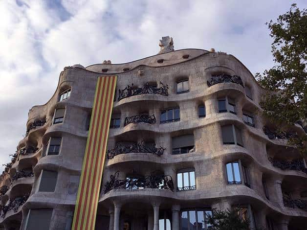 pedrera avec le drapeau catalan: 11 septembre/ diada