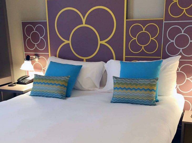 hôtel-ibis-style centre chambre bleue et jaune